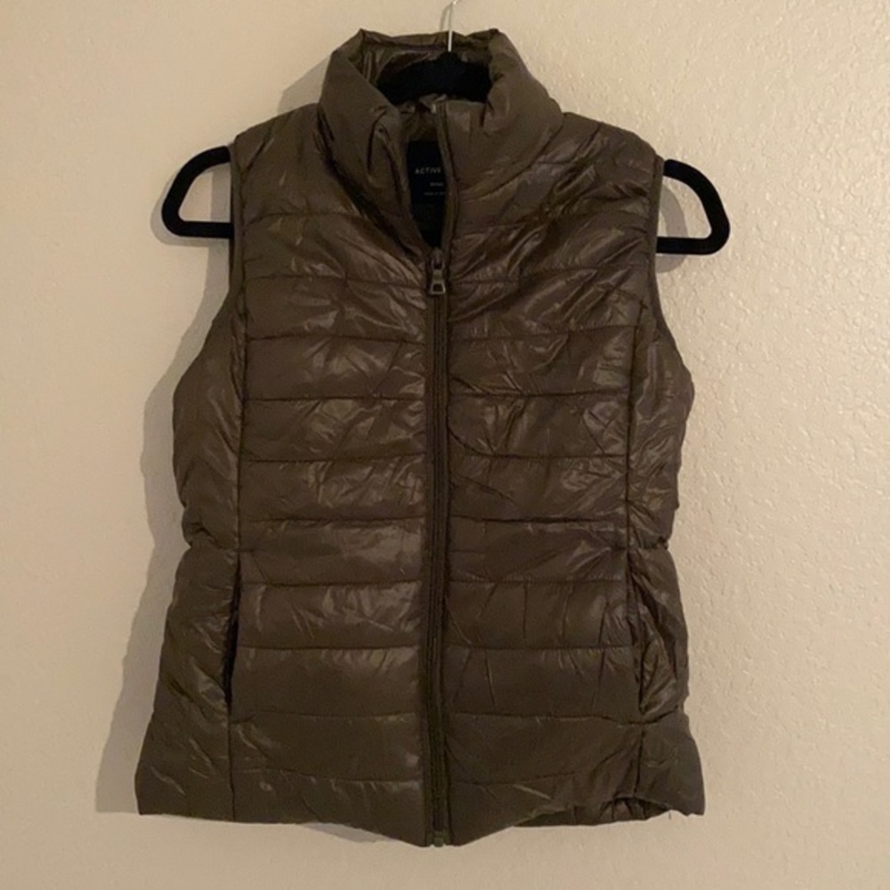 Olive green puffer vest‎ S